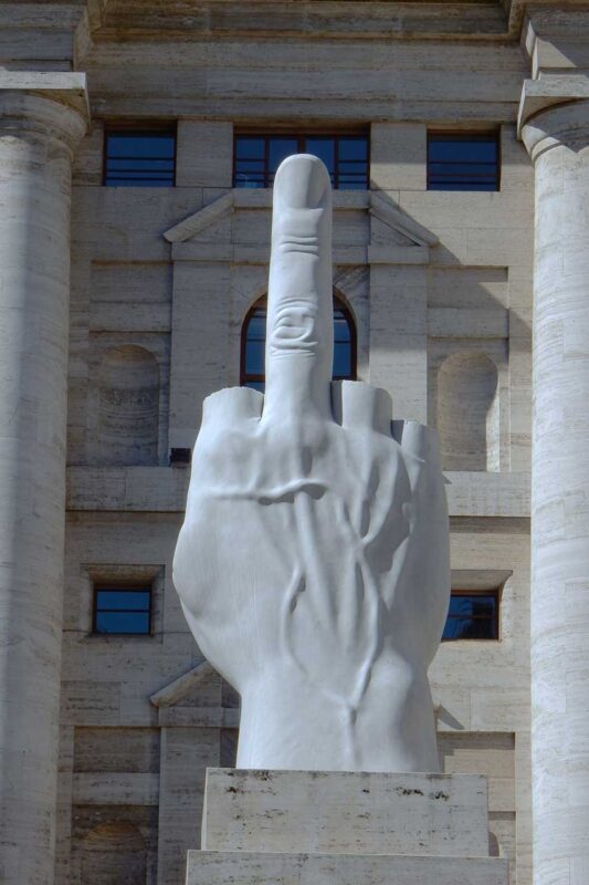 Rzeźba \"L.O.V.E.\" autorstwa Maurizio Cattelana na Piazza Affari, przedstawiająca dłoń pokazującą środkowy palec