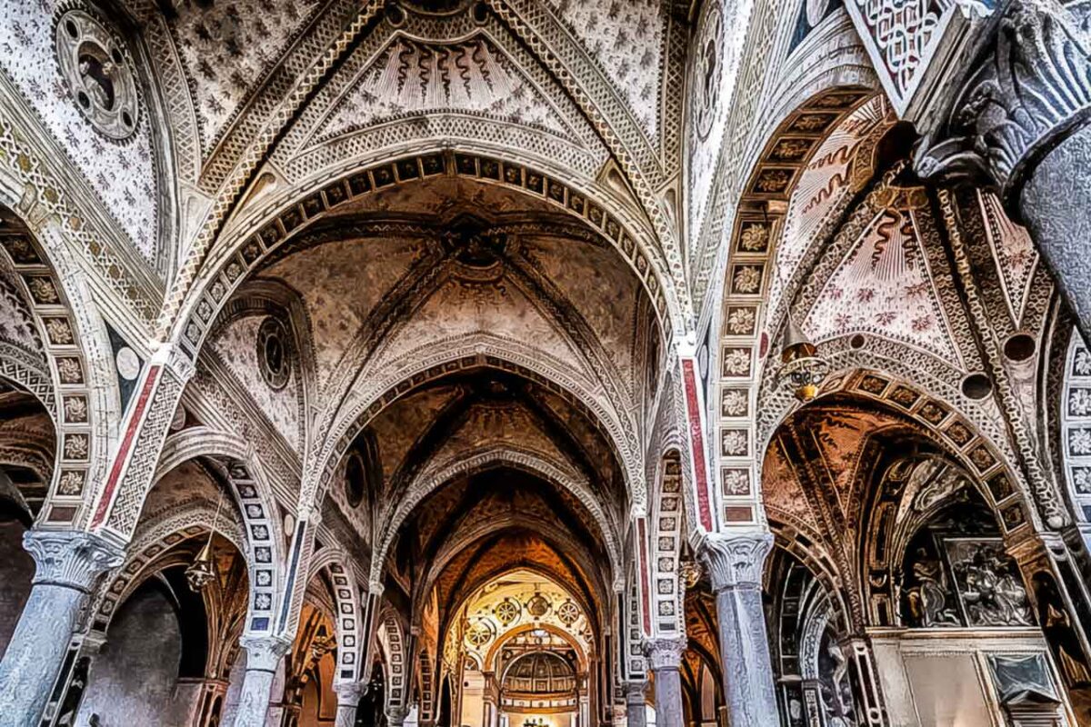 Wnętrze bazyliki Santa Maria delle Grazie w Mediolanie, znane z pięknych fresków i architektonicznych detali, w tym słynnego obrazu „Ostatnia Wieczerza” autorstwa Leonarda da Vinci.