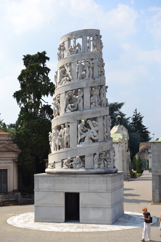 Grobowiec na Cmentarzu Monumentalnym w Mediolanie, charakteryzujący się bogatym zdobnictwem i historycznym znaczeniem, stanowiący miejsce spoczynku znanych osobistości.