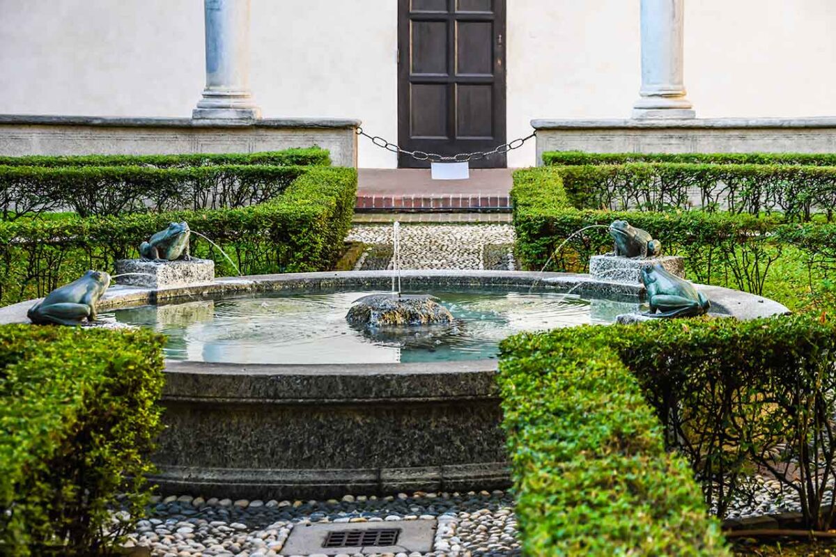 Krużganek Żab przy kościele Santa Maria delle Grazie w Mediolanie, urokliwe miejsce z rzeźbami i detalami inspirowanymi naturą.