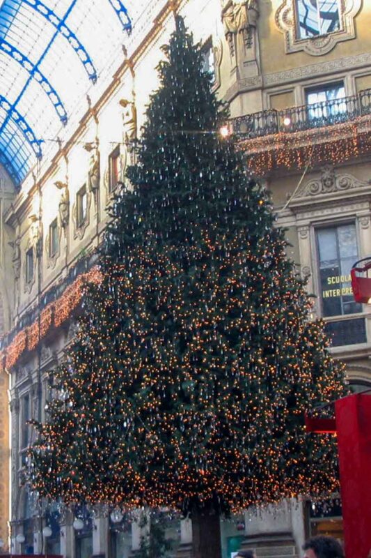 Świąteczna choinka ozdobiona kryształami Swarovski w Gallerii Wiktora Emanuela II