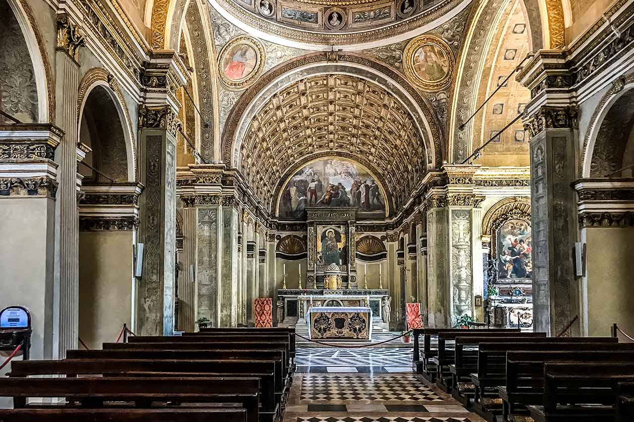 Kościół Santa Maria presso San Satiro w Mediolanie, znany z wyjątkowego iluzjonistycznego ołtarza zaprojektowanego przez Bramante oraz bogatych dekoracji wnętrza.