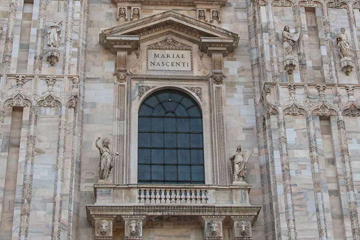 Rzeźby przedstawiające Stare i Nowe Prawo (Legge Vecchia i Legge Nuova) na fasadzie katedry Duomo w Mediolanie, symbolizujące ewolucję prawa.