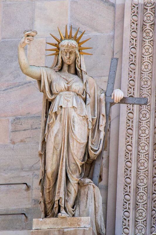 Mediolańska Statua Wolnosci - Rzeźba Legge Nuova na fasadzie katedry Duomo w Mediolanie, symbolizująca nowe prawo i sprawiedliwość