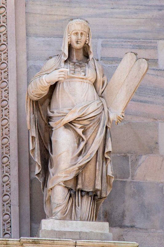 Rzeźba Legge Vecchia na fasadzie katedry Duomo w Mediolanie, symbolizująca stare prawo w tradycji chrześcijańskiej.