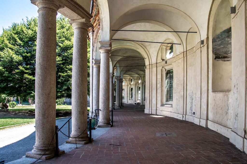 Zbliżenie portyku Rotonda della Besana, podkreślające skomplikowane detale i cechy architektoniczne łuków.