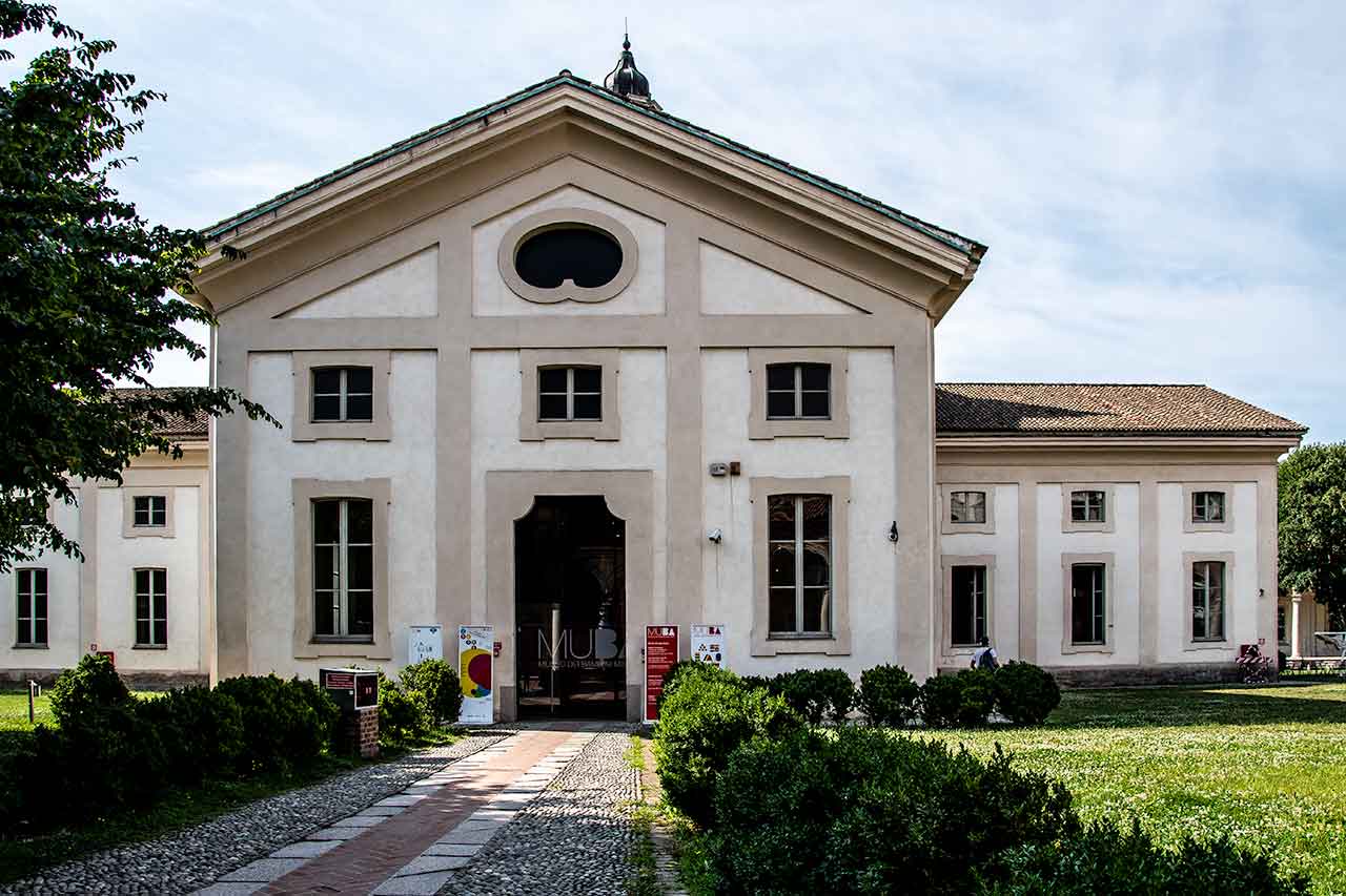 Widok wnętrza zdekonsekrowanego kościoła w Rotonda della Besana, ukazujący jego skomplikowane łuki i oszałamiające elementy projektu.