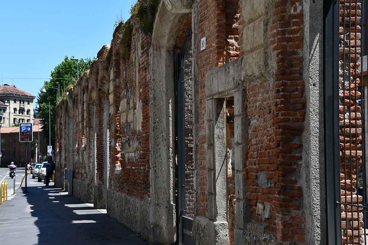 Widok z zewnątrz na Rotondę della Besana, okrągły portyk z fasadą z czerwonej cegły