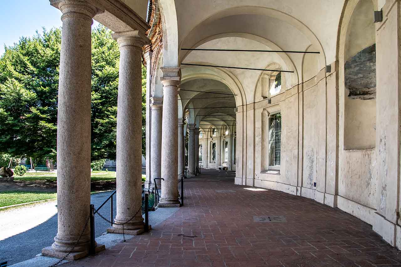 Zbliżenie portyku Rotonda della Besana, podkreślające skomplikowane detale i cechy architektoniczne łuków.