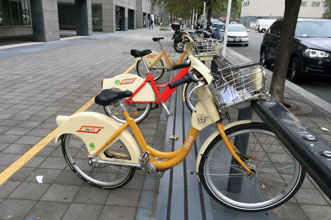 Rower systemu BikeMi, miejskiego programu wypożyczania rowerów w Mediolanie, promującego ekologiczny transport i aktywny tryb życia.