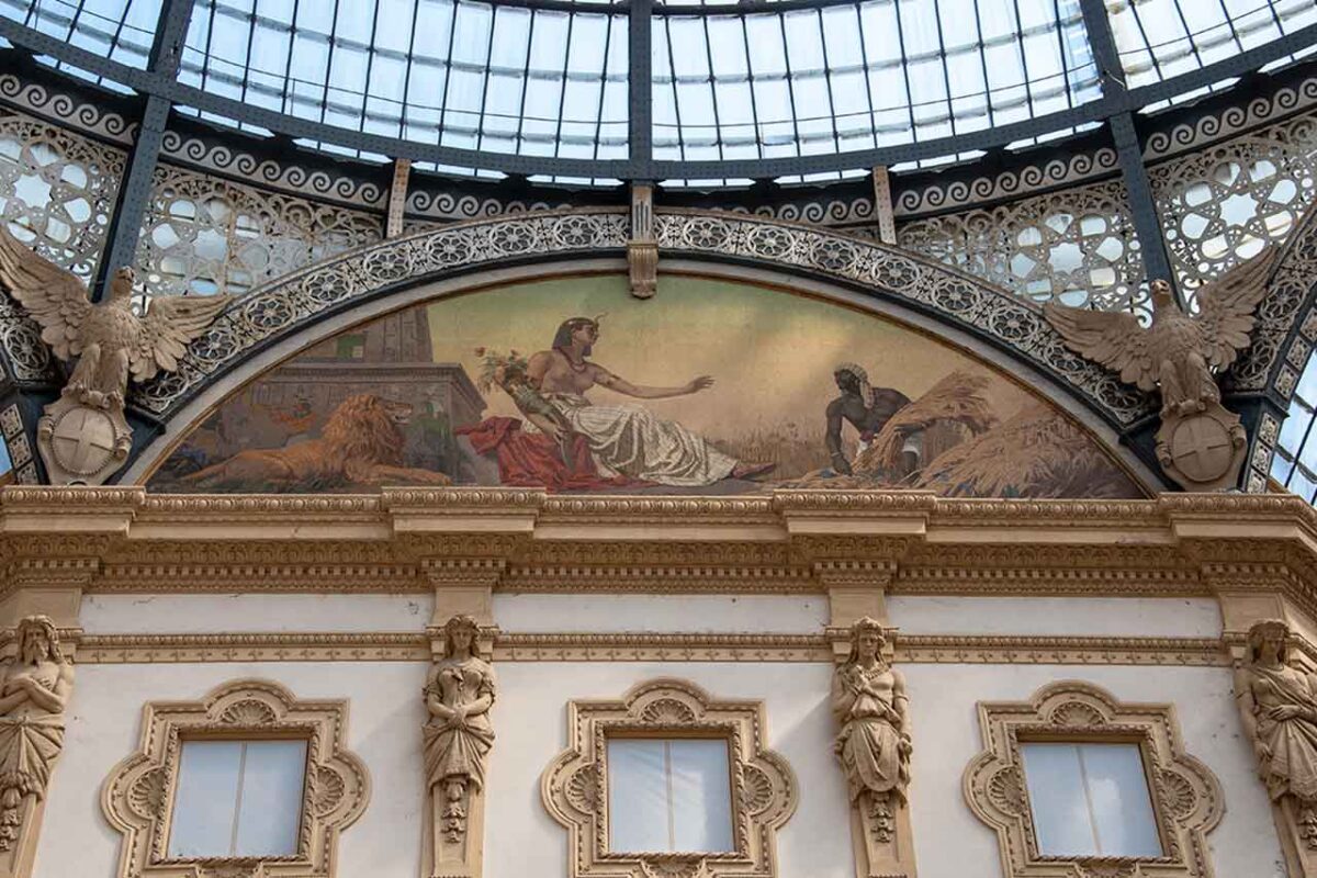Fresk przedstawiający Afrykę w Galleria Vittorio Emanuele II w Mediolanie, jeden z czterech kontynentów ukazanych w lunetach pod centralną kopułą. Alegoria z 1911 roku, symbolizująca międzynarodowy charakter galerii.