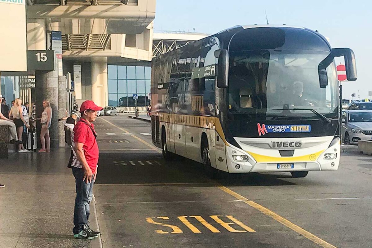 Shuttle Malpensa-Orio na lotnisku Malpensa, zapewniający bezpośrednie połączenie między Mediolanem a lotniskiem Orio al Serio.