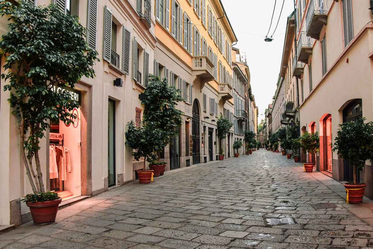 Ulica Via della Spiga w Mediolanie, część Quadrilatero della Moda