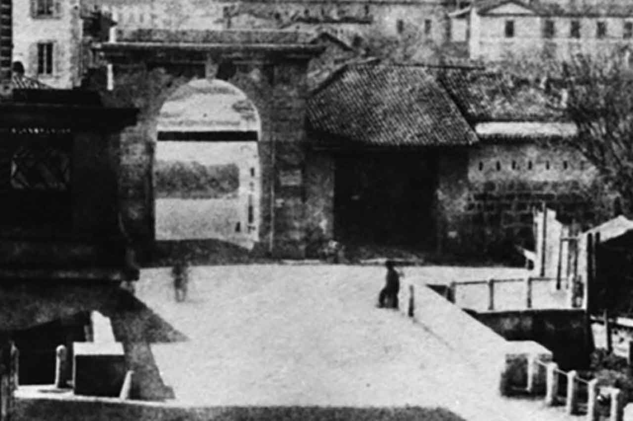 Pozostałości historycznej bramy Porta Tosa/Vittoria w Mediolanie, świadek dawnej architektury i funkcji obronnej miasta.