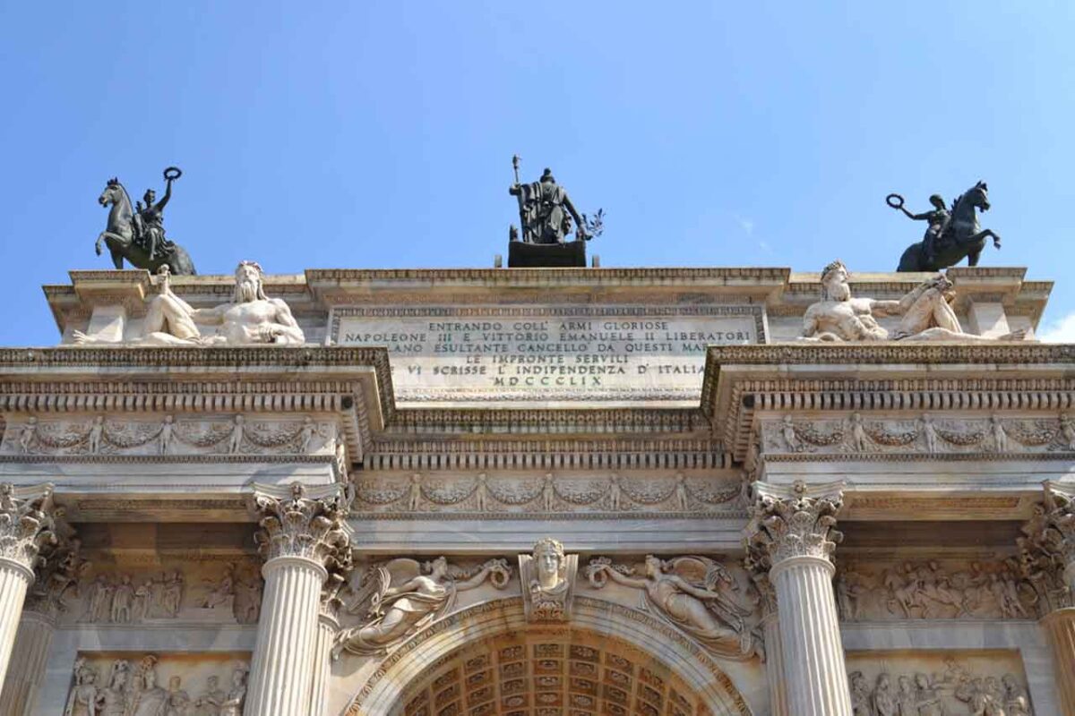 Detale z górnej części Łuku Pokoju w Mediolanie