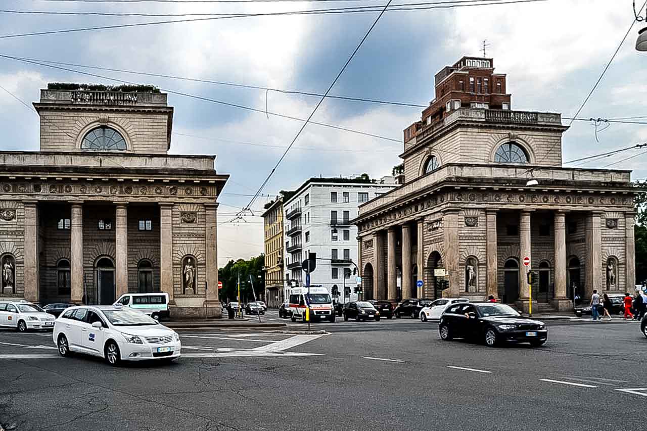 Widok na Porta Venezia w Mediolanie, miejsce, gdzie kultura spotyka się z codziennym życiem mieszkańców.