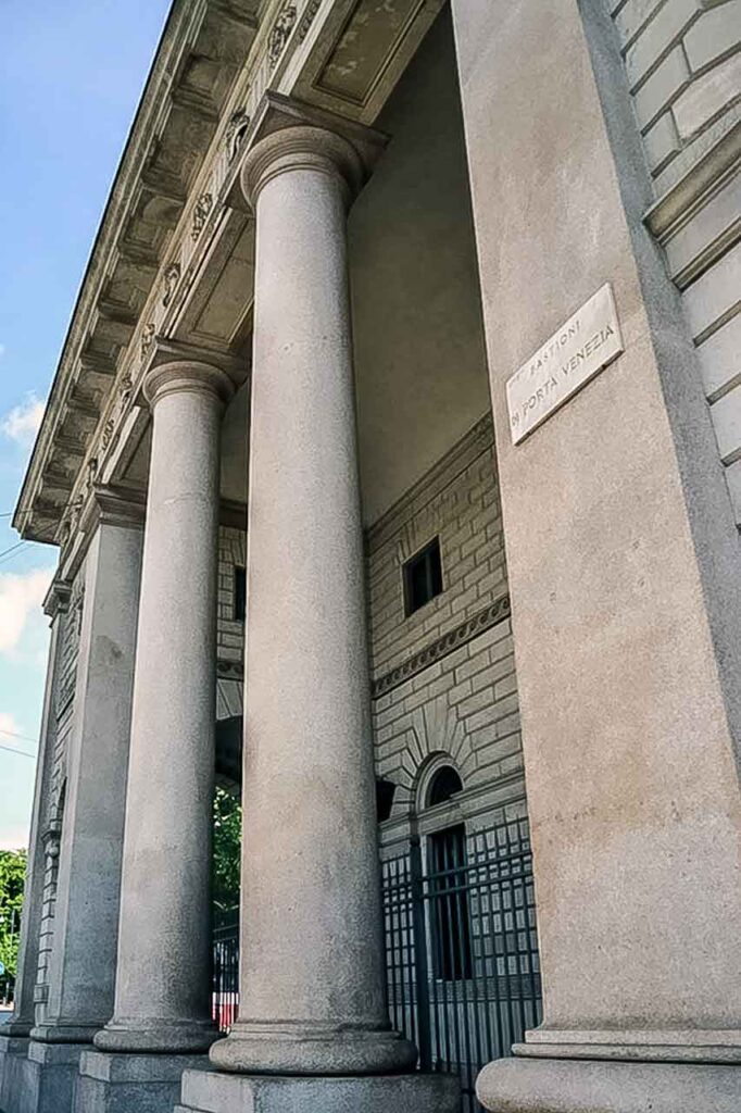 Silna i monumentalna sylwetka Porta Venezia, jednego z kluczowych punktów orientacyjnych Mediolanu.