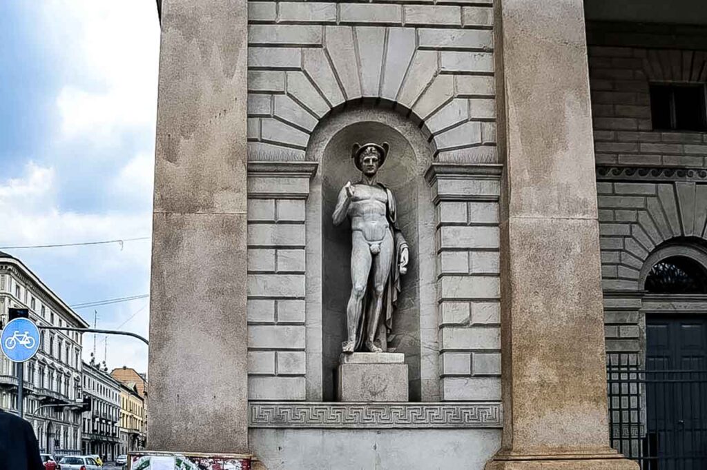 Zbliżenie na szczegóły rzeźbiarskie Porta Venezia, ukazujące jej artystyczne bogactwo.u0022