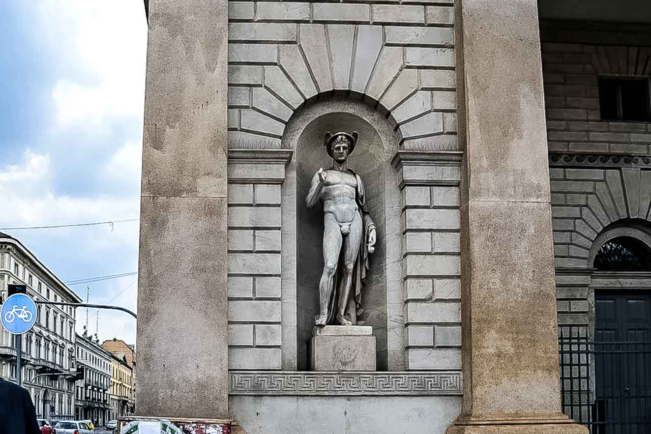 Zbliżenie na szczegóły rzeźbiarskie Porta Venezia, ukazujące jej artystyczne bogactwo.u0022
