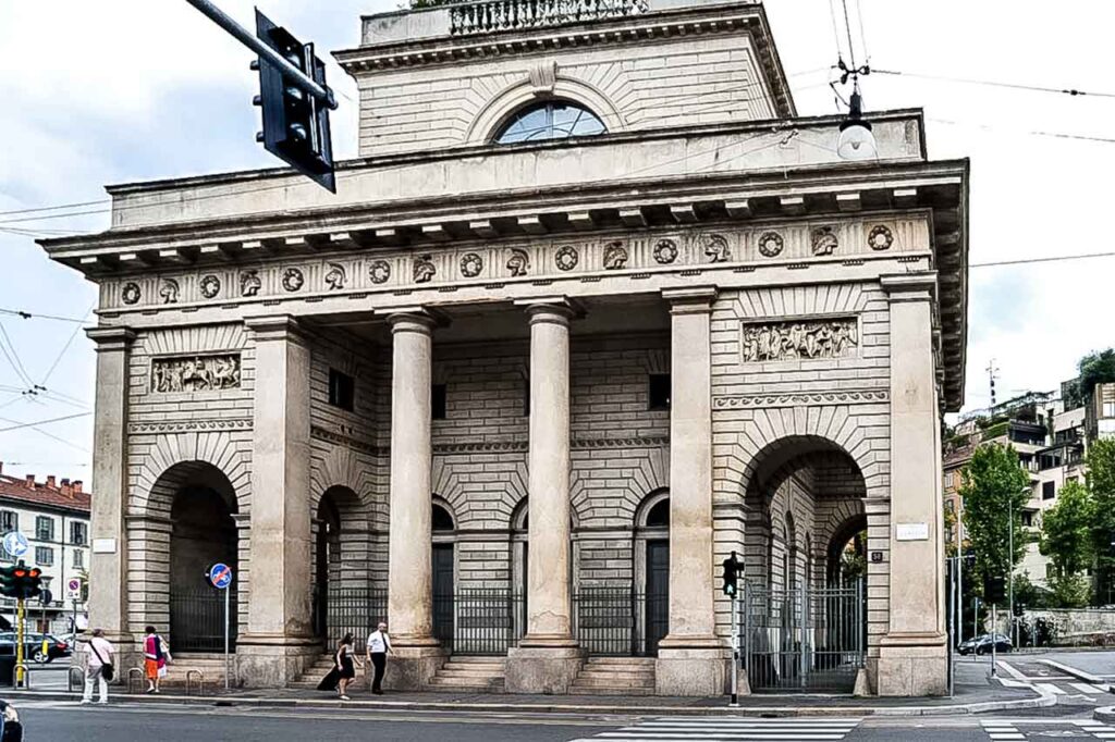 Impresyjne filary i architektoniczne detale Porta Venezia, świadectwo historycznej dumy Mediolanu.