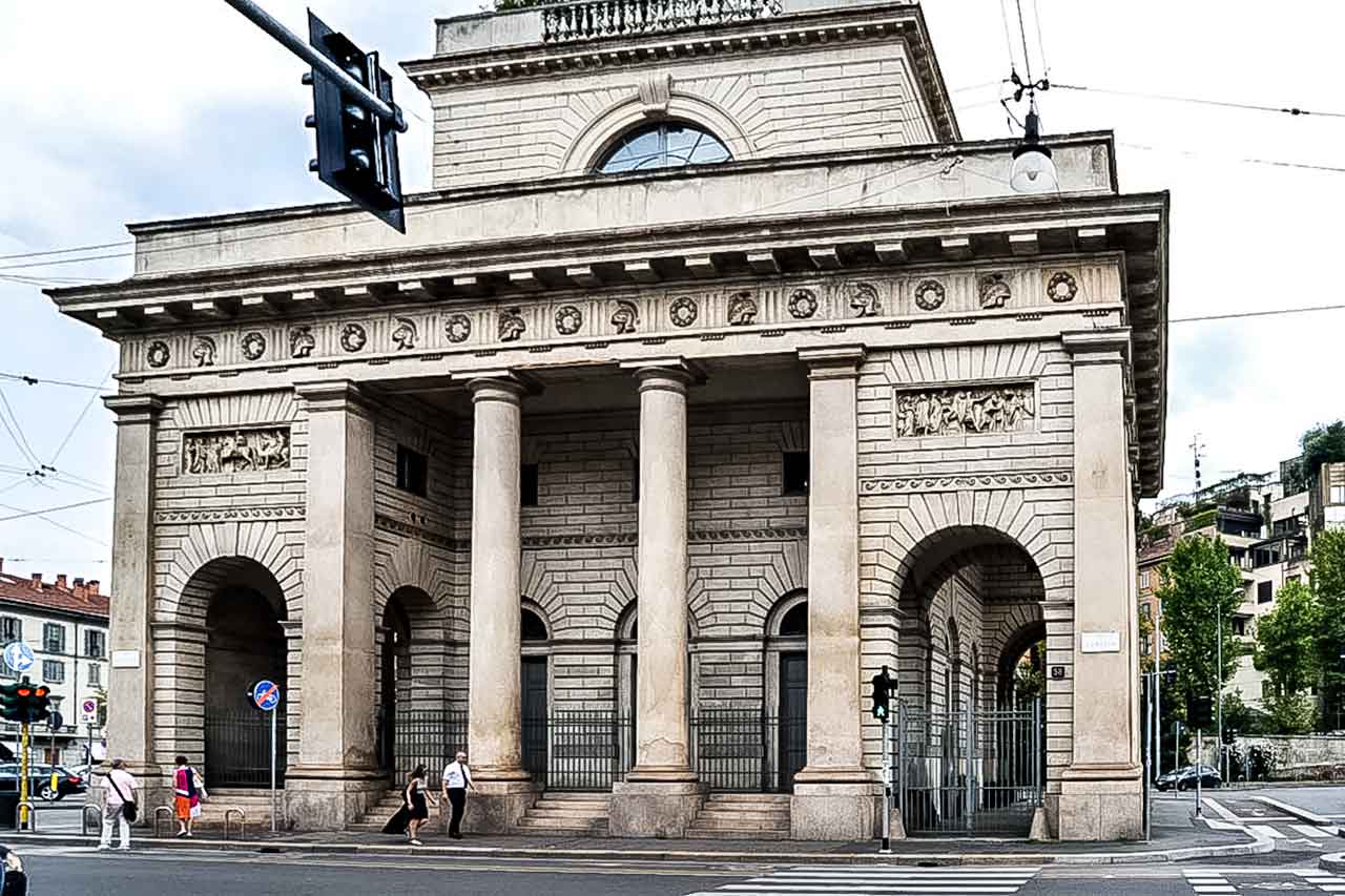 Impresyjne filary i architektoniczne detale Porta Venezia, świadectwo historycznej dumy Mediolanu.