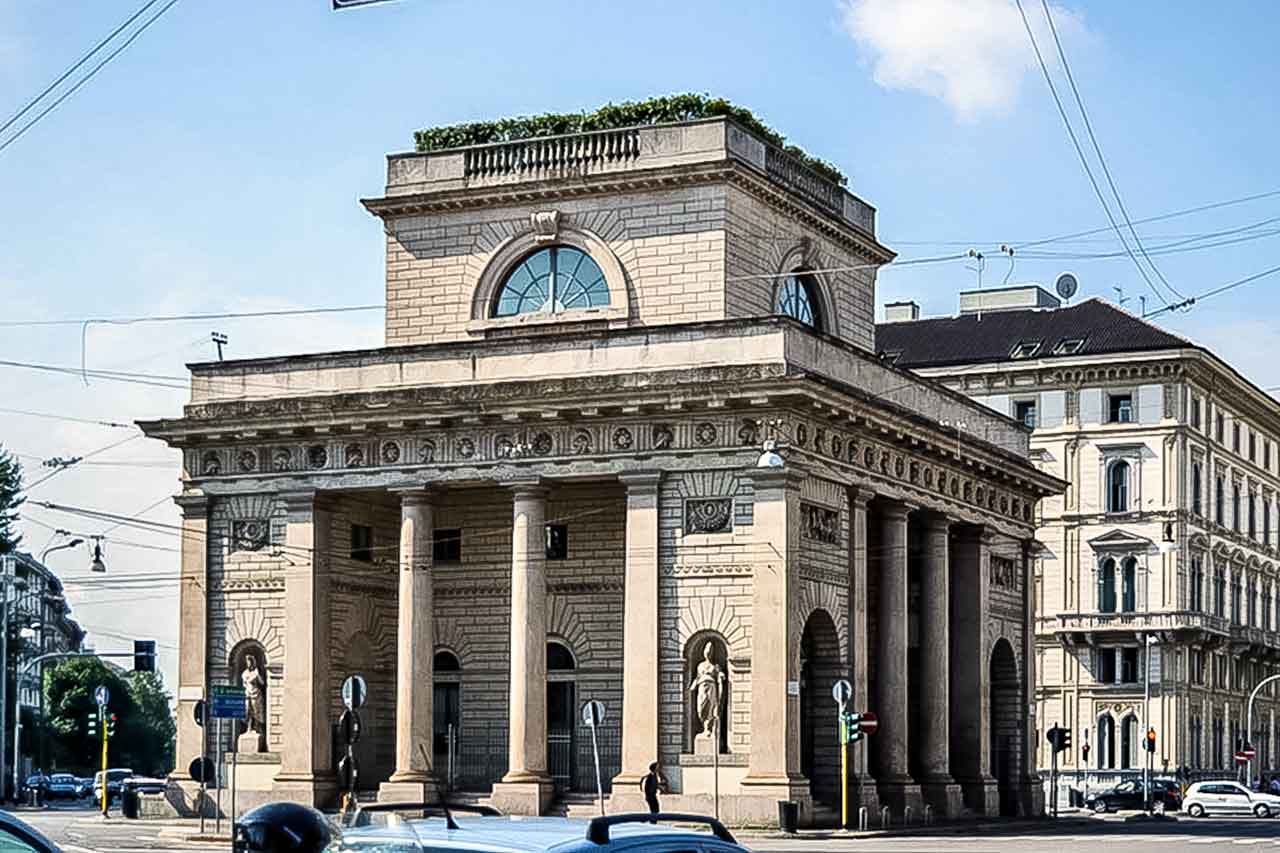 Brama Porta Venezia w pełnej krasie pod błękitnym niebem Mediolanu.