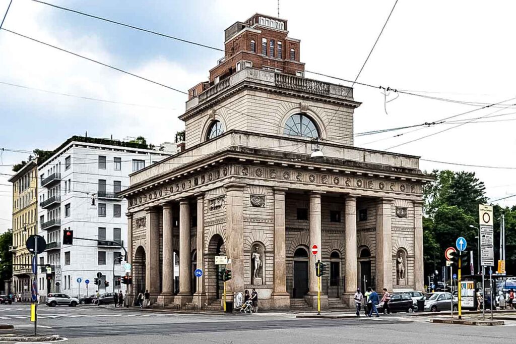 Porta Venezia w Mediolanie z jej charakterystyczną strukturą i solidnymi filarami.