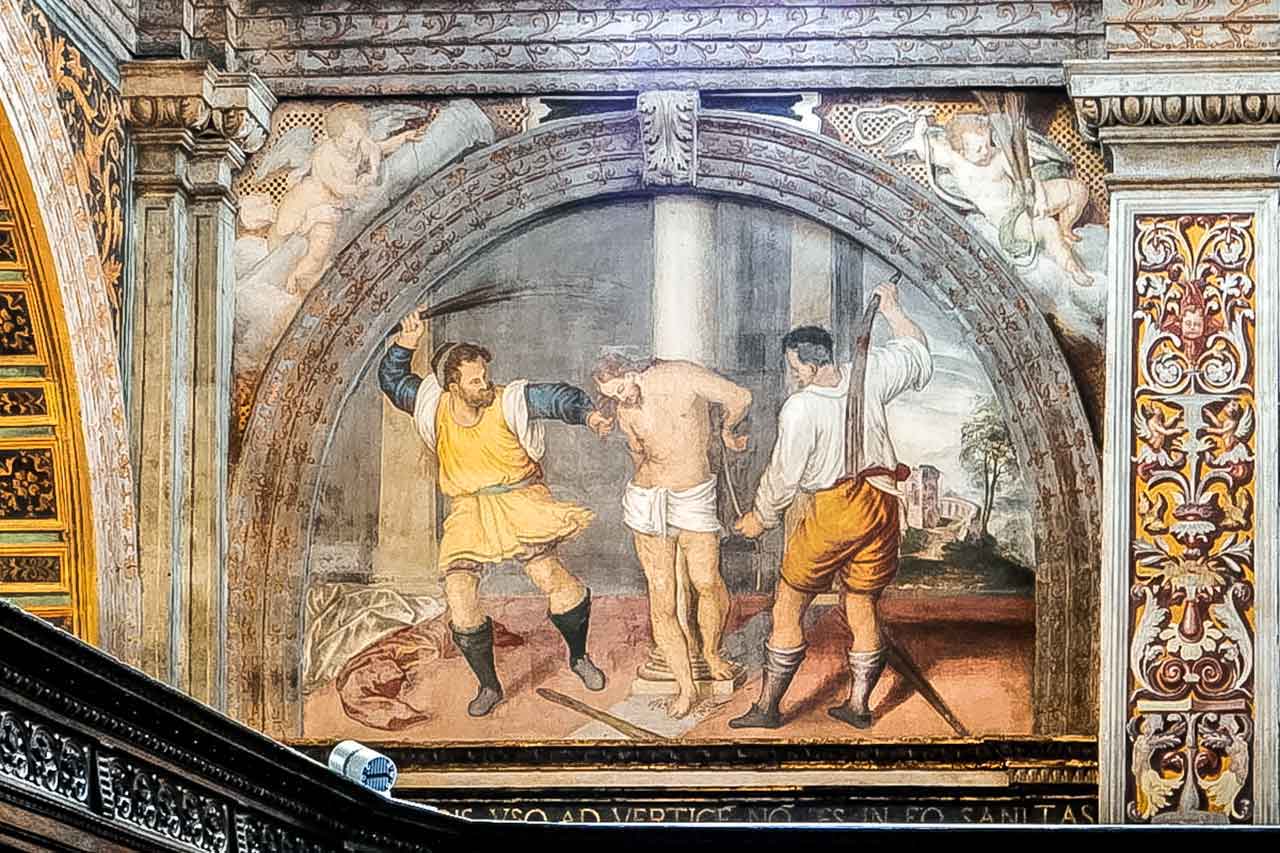 Widok na wnętrze kościoła San Maurizio al Monastero Maggiore w Mediolanie, znane z bogatych fresków i detali architektonicznych.