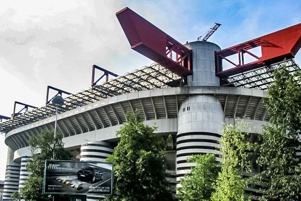 Stadion San Siro, Mediolan - szczyt piłkarskiej świetności, siedziba AC Milan i Interu Mediolan. Legendarna arena, która definiuje ducha włoskiej piłki nożnej.