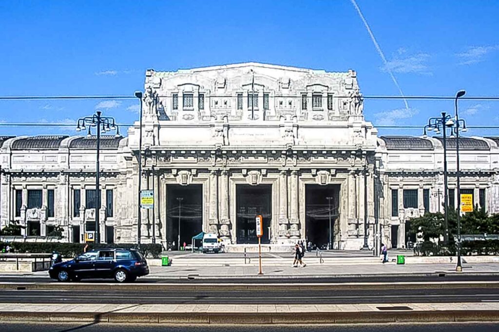 Widok z Piazza Duca d'Aosta, ukazujący majestatyczną architekturę Milano Centrale, głównego dworca kolejowego w Mediolanie.