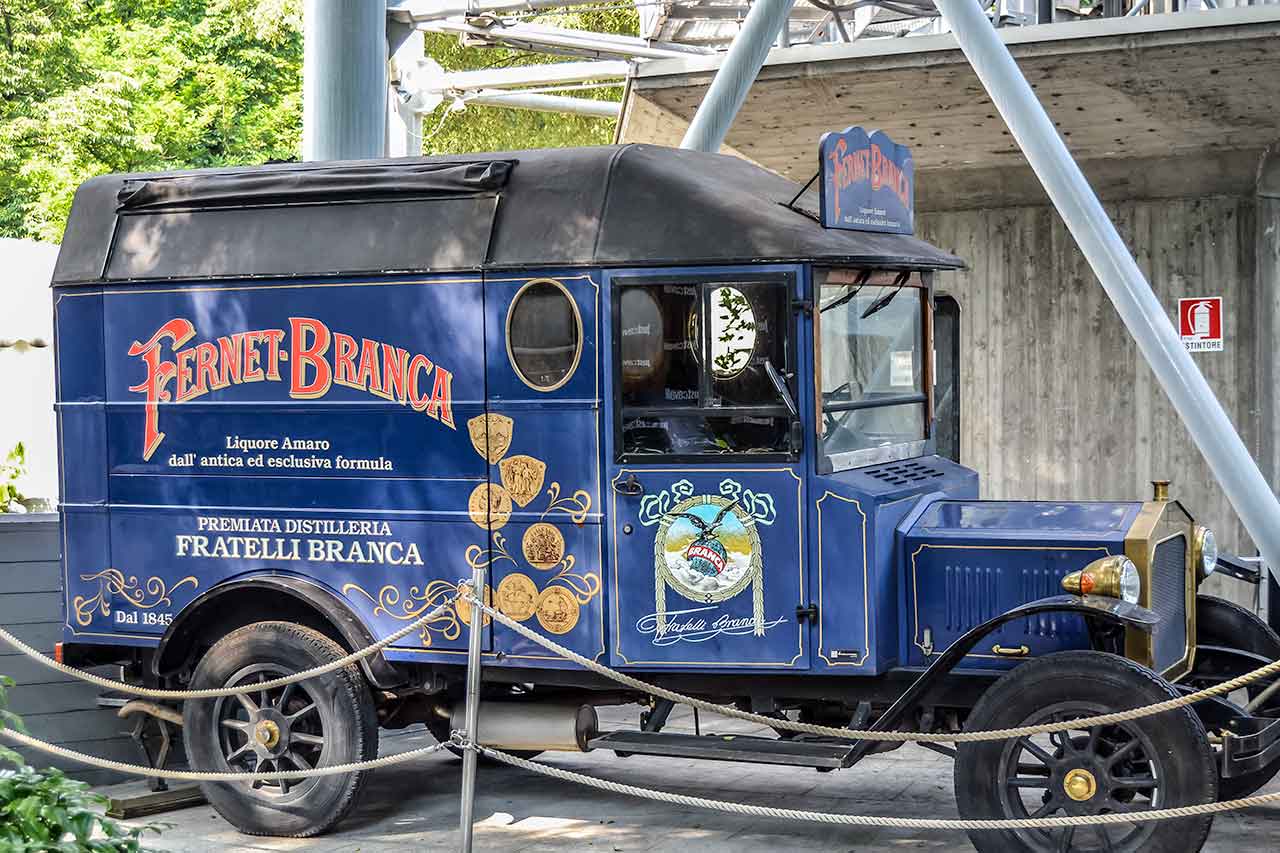 Samochód Fernet Branca zaparkowany przed Torre Branca, symboliczne połączenie kultury i tradycji Mediolanu.