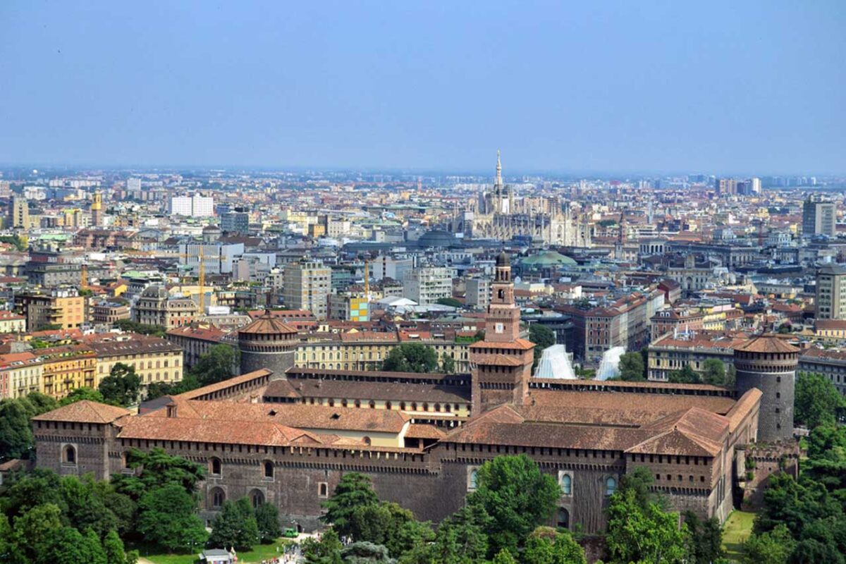 Widok na Arco della Pace z wieży Torre Branca w Mediolanie