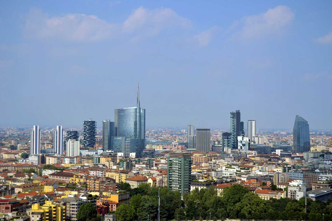 Panorama Mediolanu z wieżowcami w tle, widok z Torre Branca