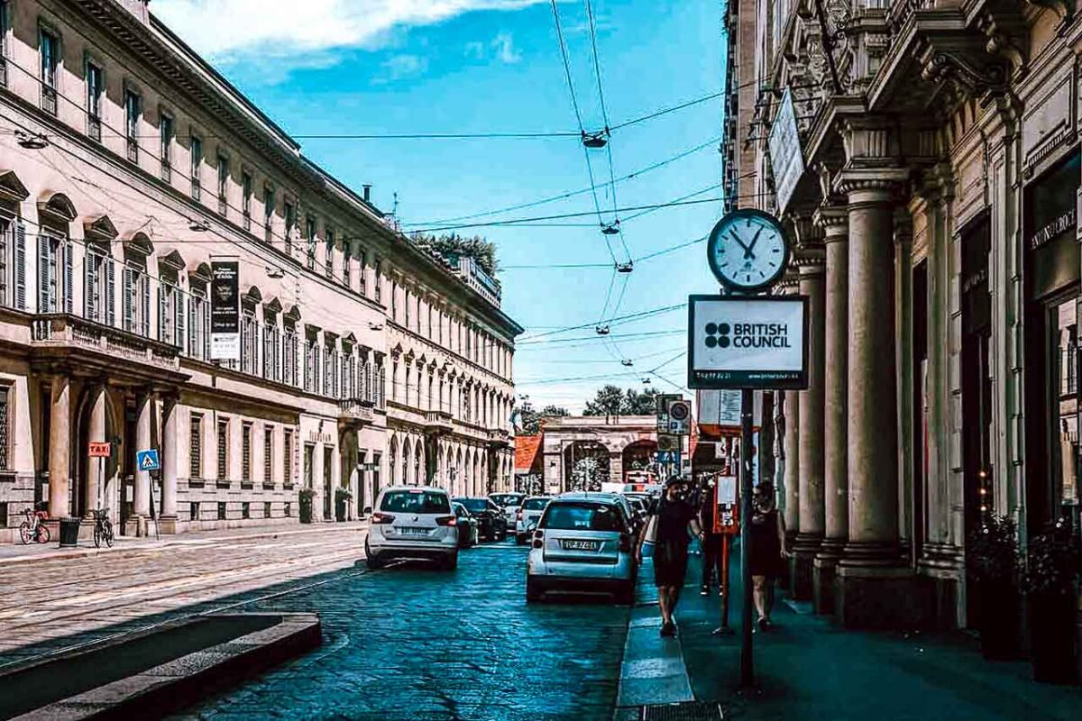 Ulica Via Manzoni w Mediolanie, znana z ekskluzywnych butików i hoteli