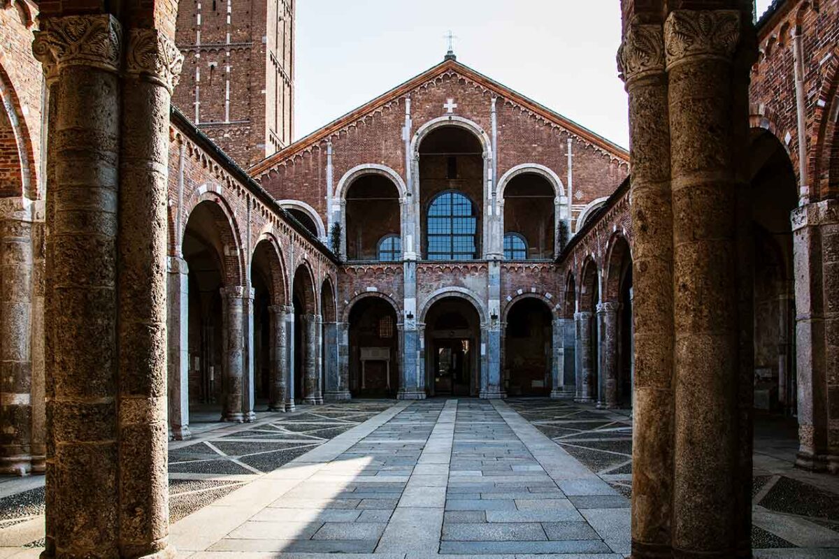 Fasada Bazyliki Świętego Ambrożego w Mediolanie, jedna z najważniejszych świątyń w mieście, znana z historycznych i artystycznych skarbów.