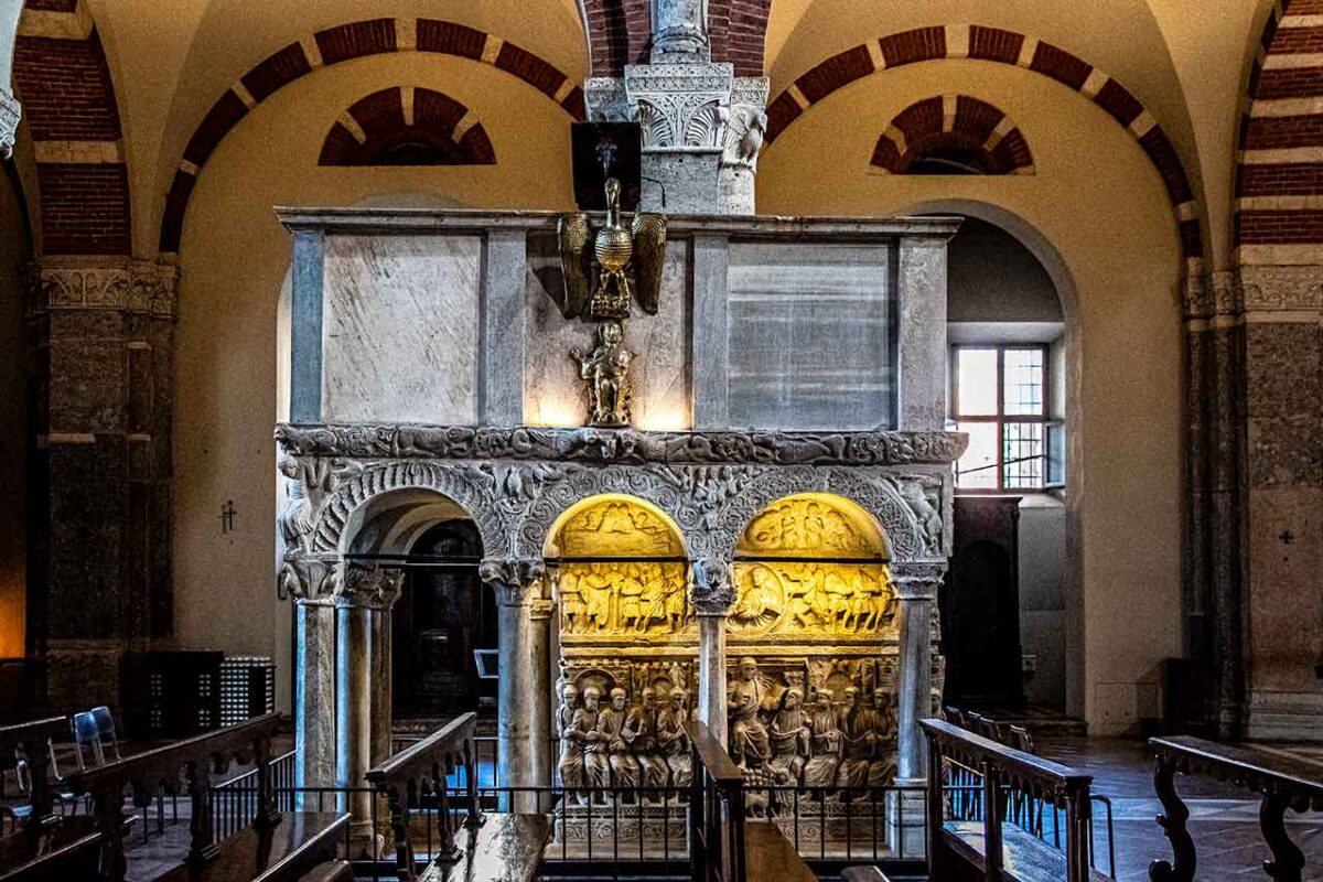 Ambona w bazylice św. Ambrożego, detal architektury sakralnej