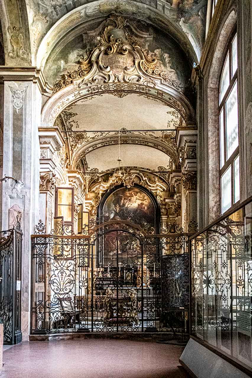 Boczna kaplica w bazylice św. Ambrożego, miejsce modlitwy i refleksji