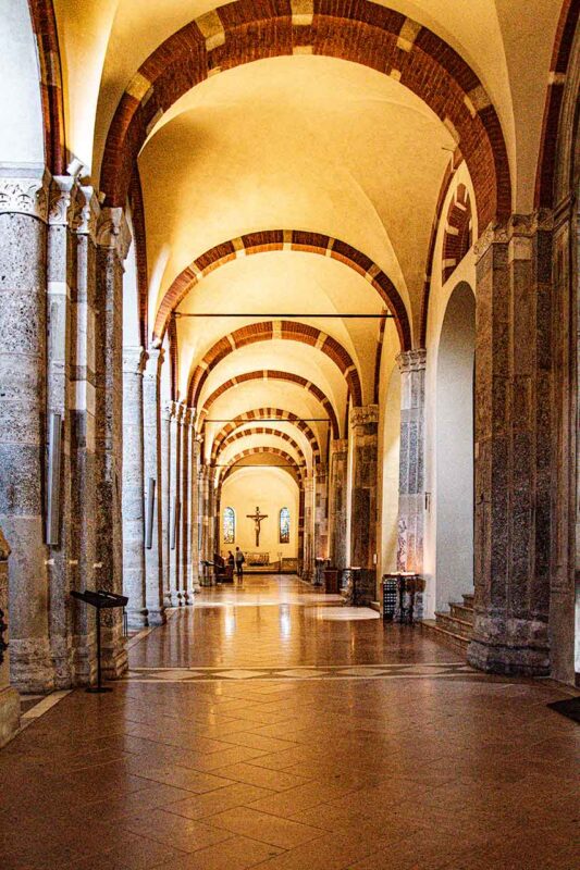 Boczna nawa w bazylice św. Ambrożego, dekoracje romańskie