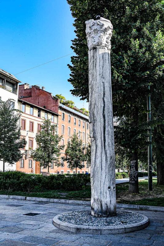 Kolumna przy bazylice św. Ambrożego w Mediolanie, przykład architektury romańskiej