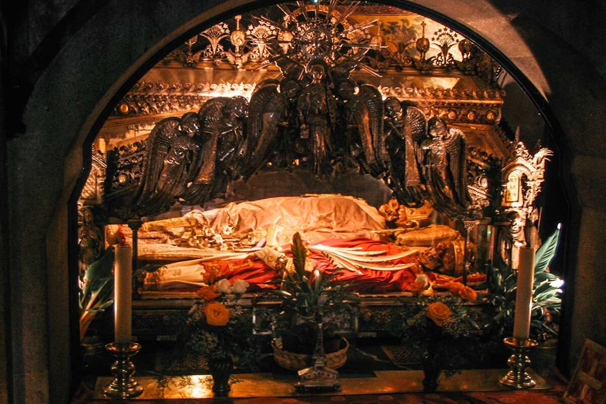 Krypta w bazylice św. Ambrożego w Mediolanie, miejsce spoczynku świętych Ambrożego, Gerwazego i Protazego