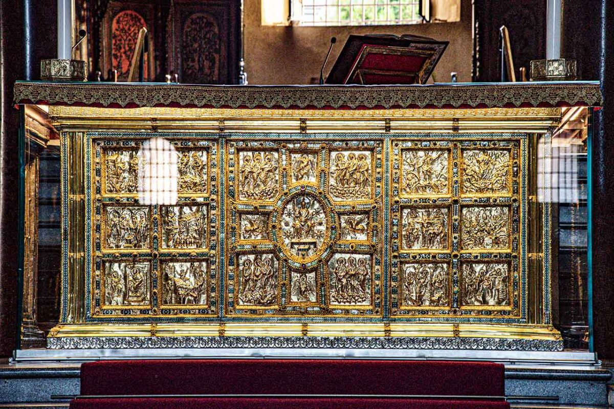 Ołtarz w bazylice św. Ambrożego w Mediolanie