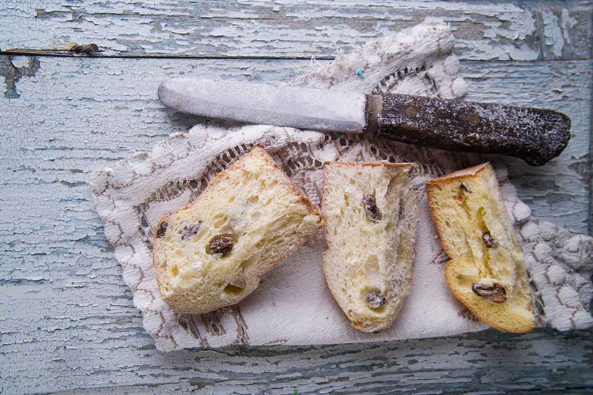 Tradycyjny włoski panettone, pokrojony na kawałki, deser świąteczny