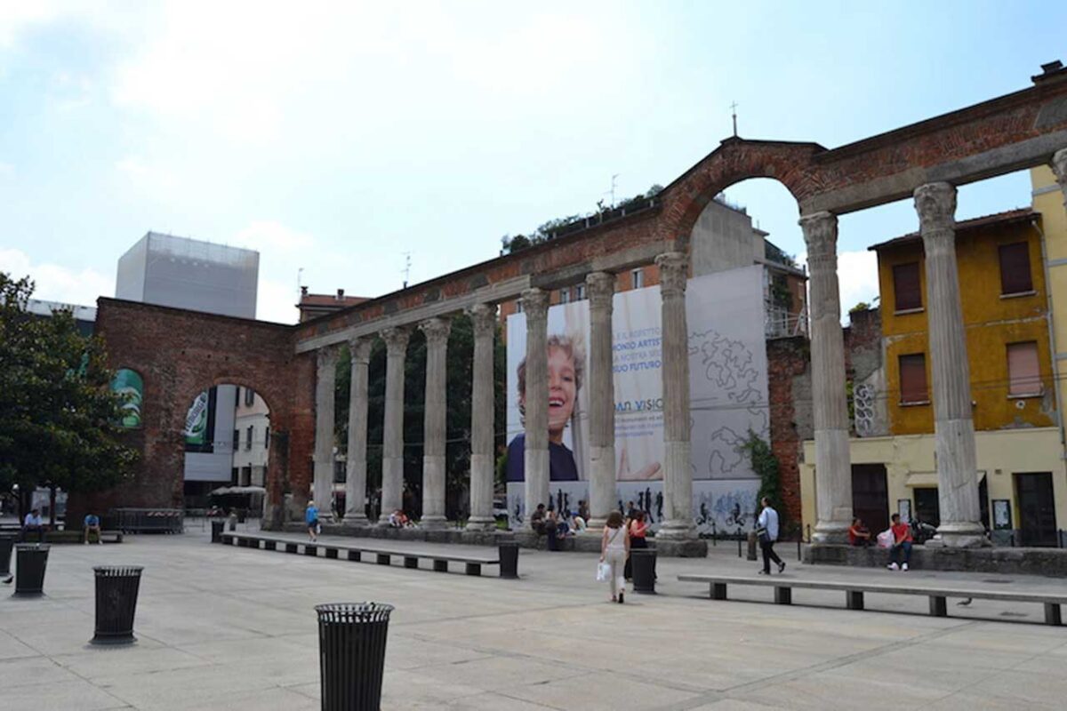 Kolumny San Lorenzo, historyczny zabytek obok Bazyliki św. Wawrzyńca w Mediolanie