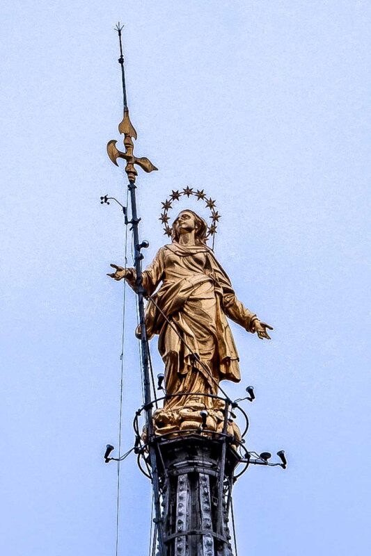 Madonnina na szczycie katedry Duomo w Mediolanie