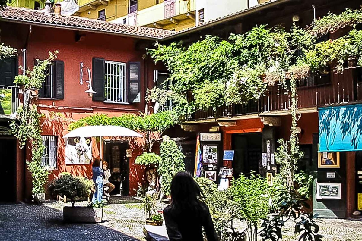 Cortile degli Artisti przy kanale Naviglio w Mediolanie