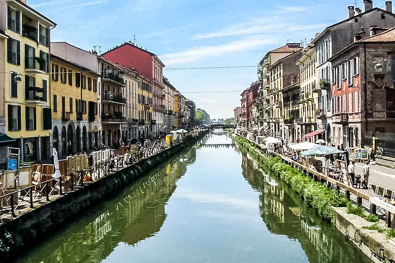Dzielnica Naviglio, słynącą z kanałów i restauracji