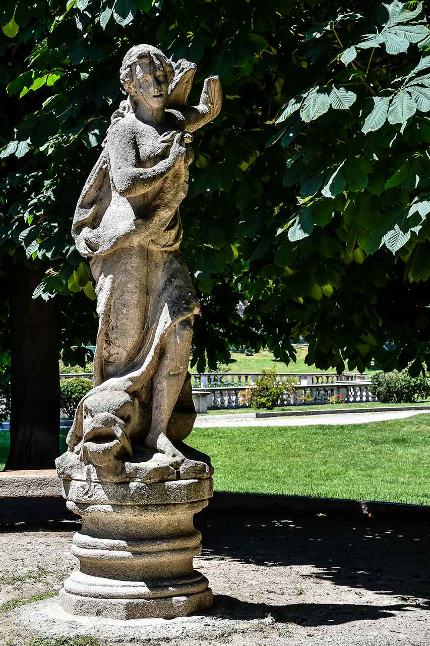 Statua w Parku Guastalla w Mediolanie