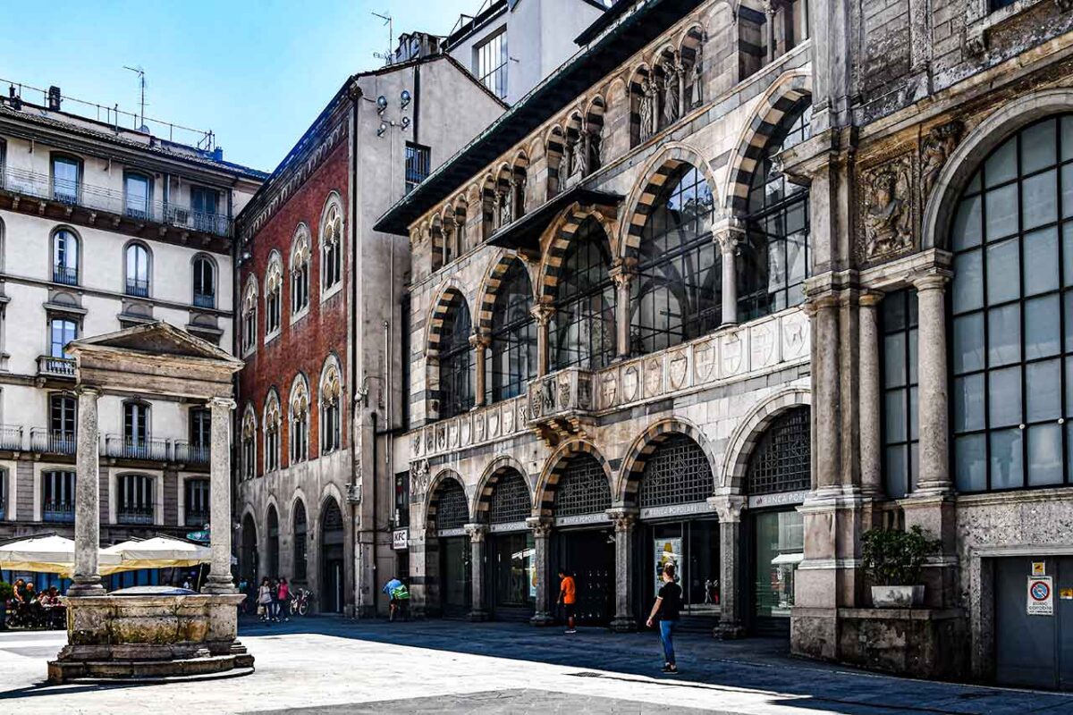 Piazza Mercanti, centralny plac Mediolanu z historycznymi budynkami