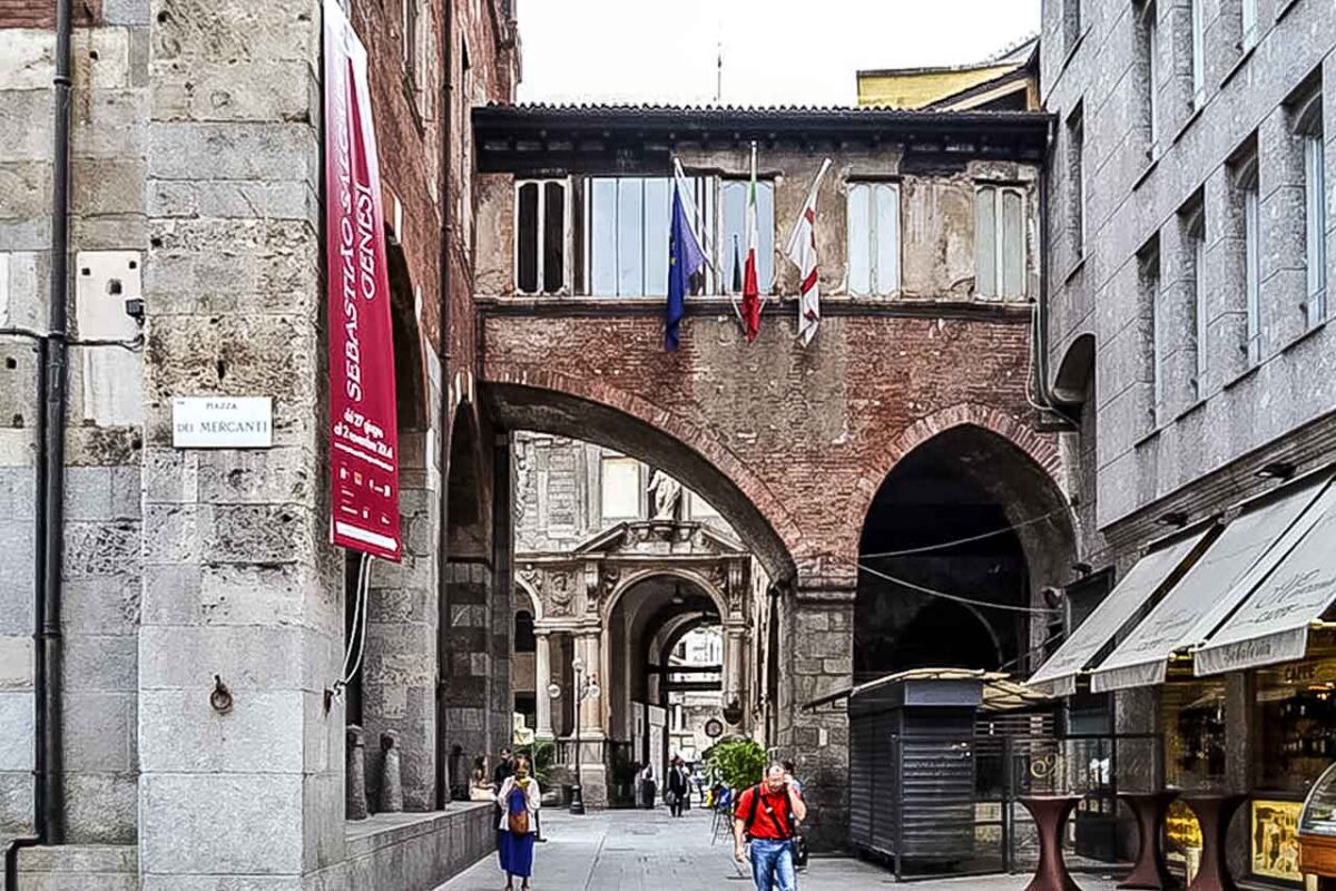 Widok na Piazza dei Mercanti w Mediolanie, otoczony zabytkowymi budynkami