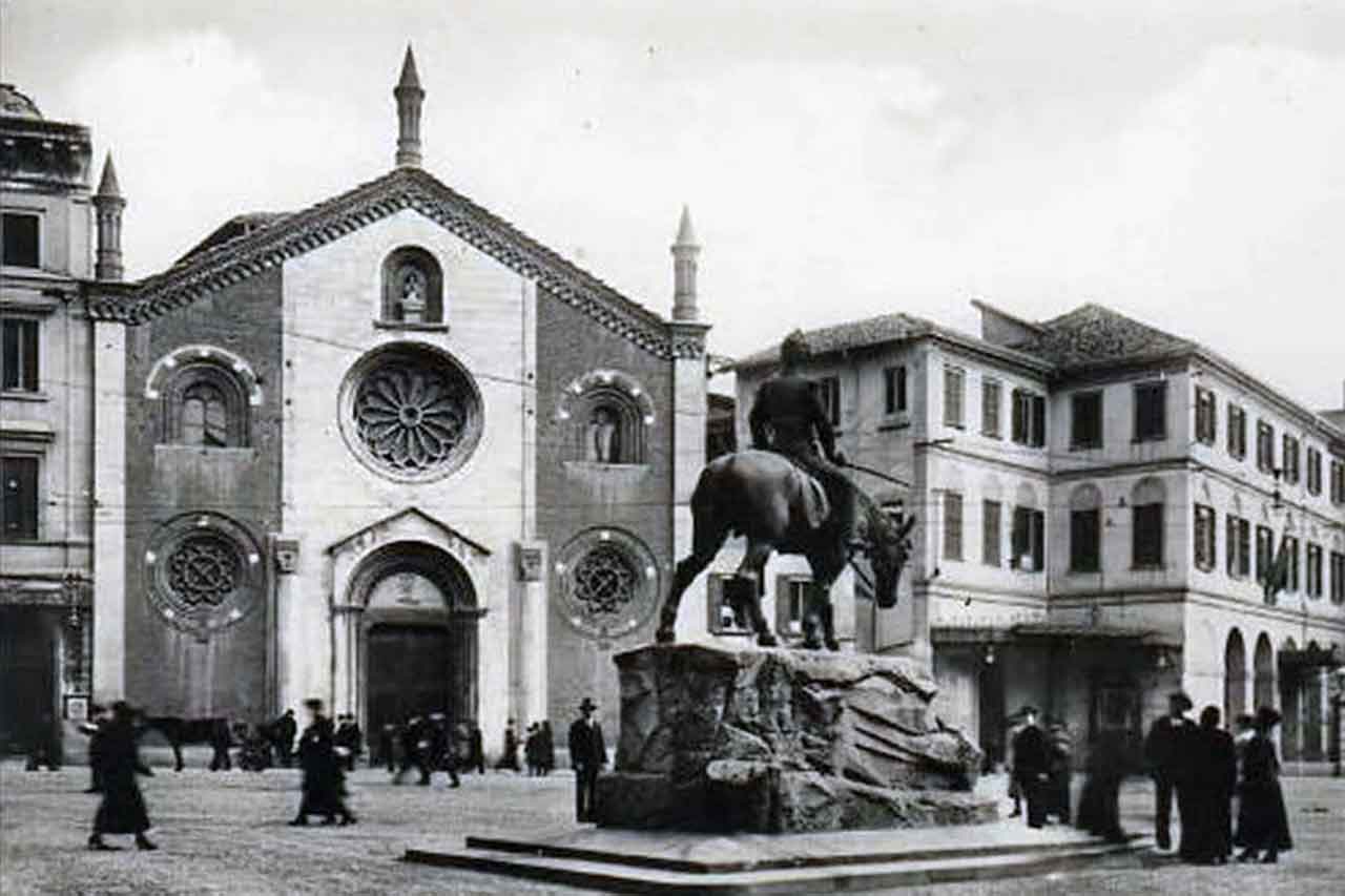 Fasada kościoła San Giovanni in Conca przy Piazza Missori w Mediolanie